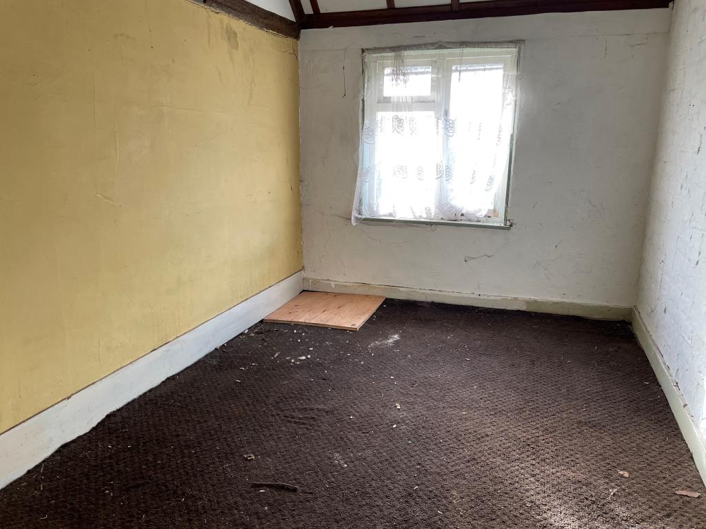 Lot: 112 - COTTAGE WITH GARDENS IN NEED OF UPDATING - Bedroom 1